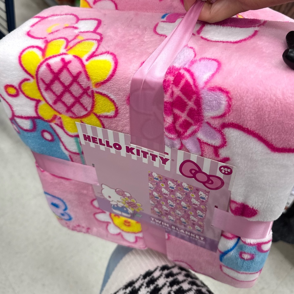 Hello Kitty Pink Daisy Blanket TWIN
